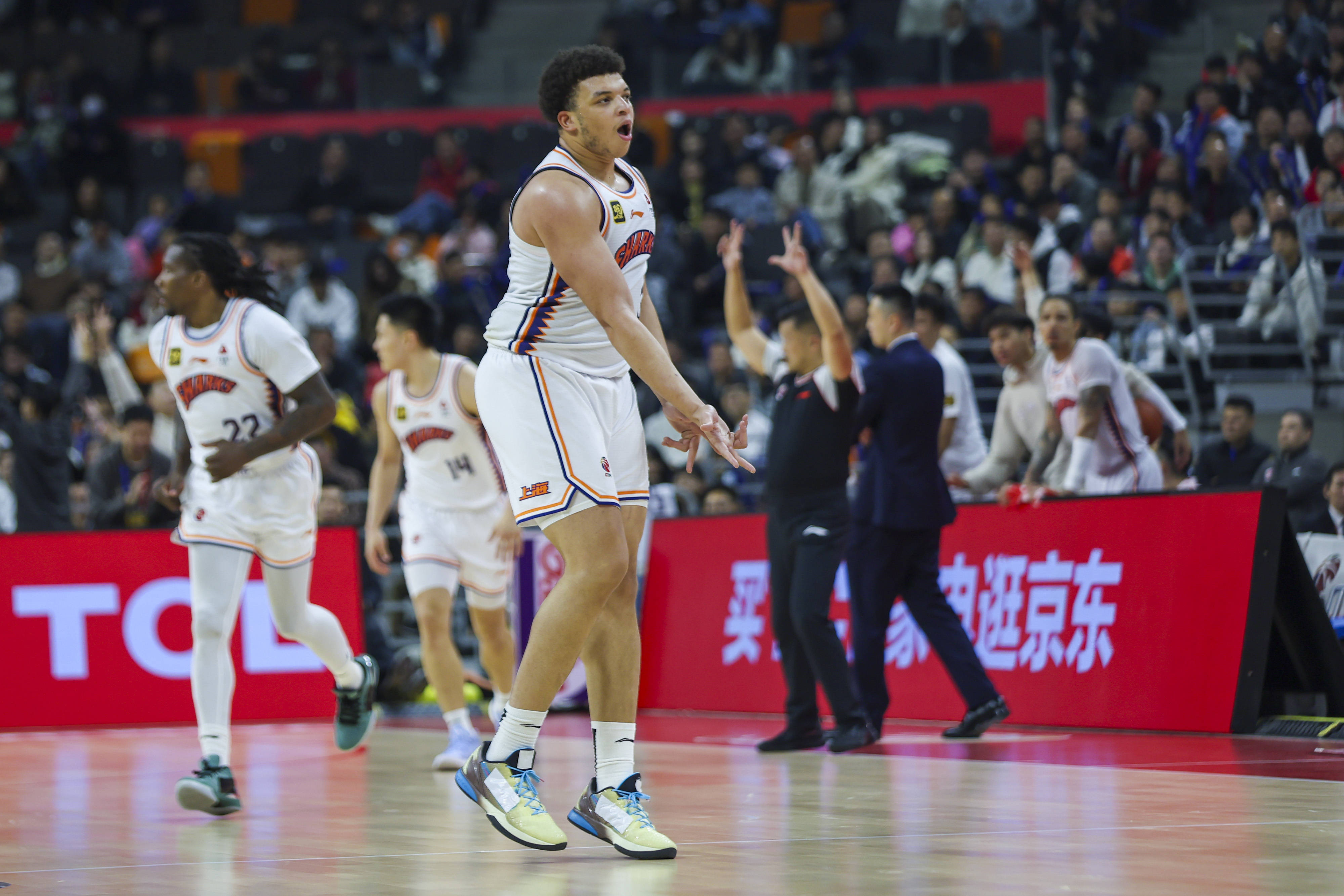 皇冠网_俱乐部杯-洛夫顿18+9+10 上海23分大胜北京晋级决赛