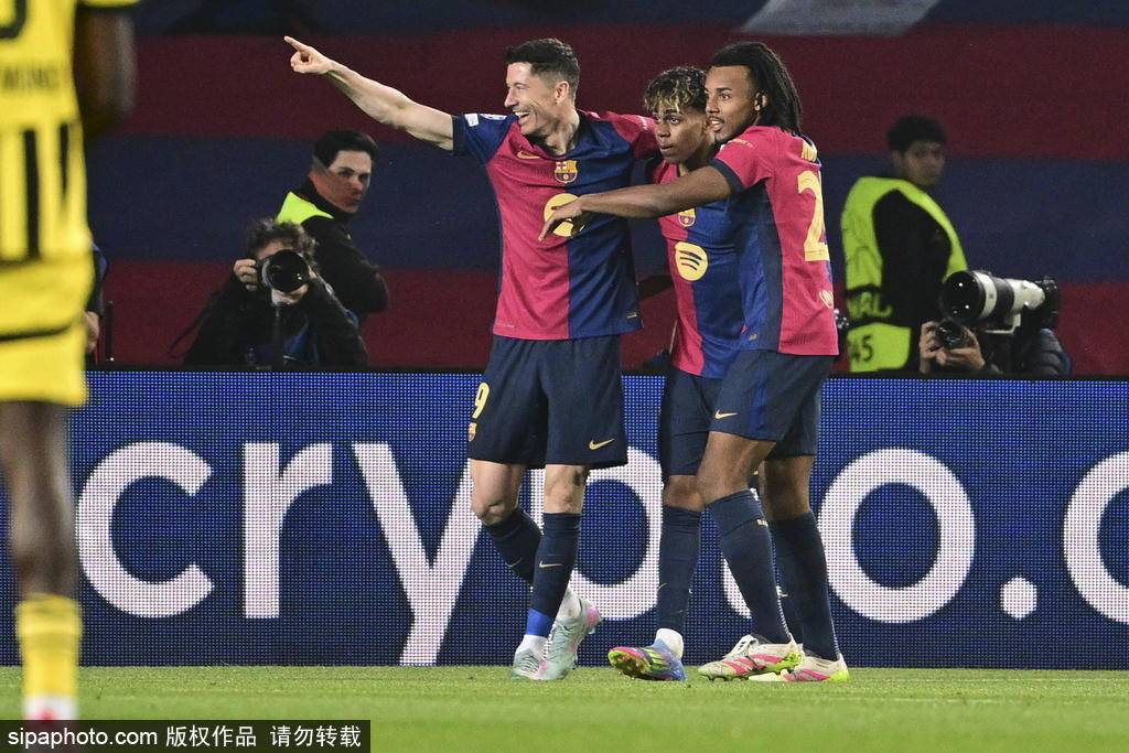 南美洲球会杯_欧冠-莱万2球弑旧主亚马尔拉菲尼亚破门 巴萨4-0多特