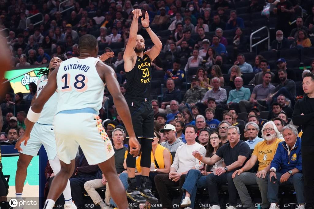 斯洛文尼亚甲组联赛_库里空砍30分巴恩斯压哨绝杀 马刺逆转击败勇士