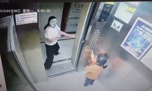 介绍个信用网网址_两幼童电梯里遭面具人吓哭介绍个信用网网址，对方多次阻止电梯门关闭！家长已带孩子看心理医生