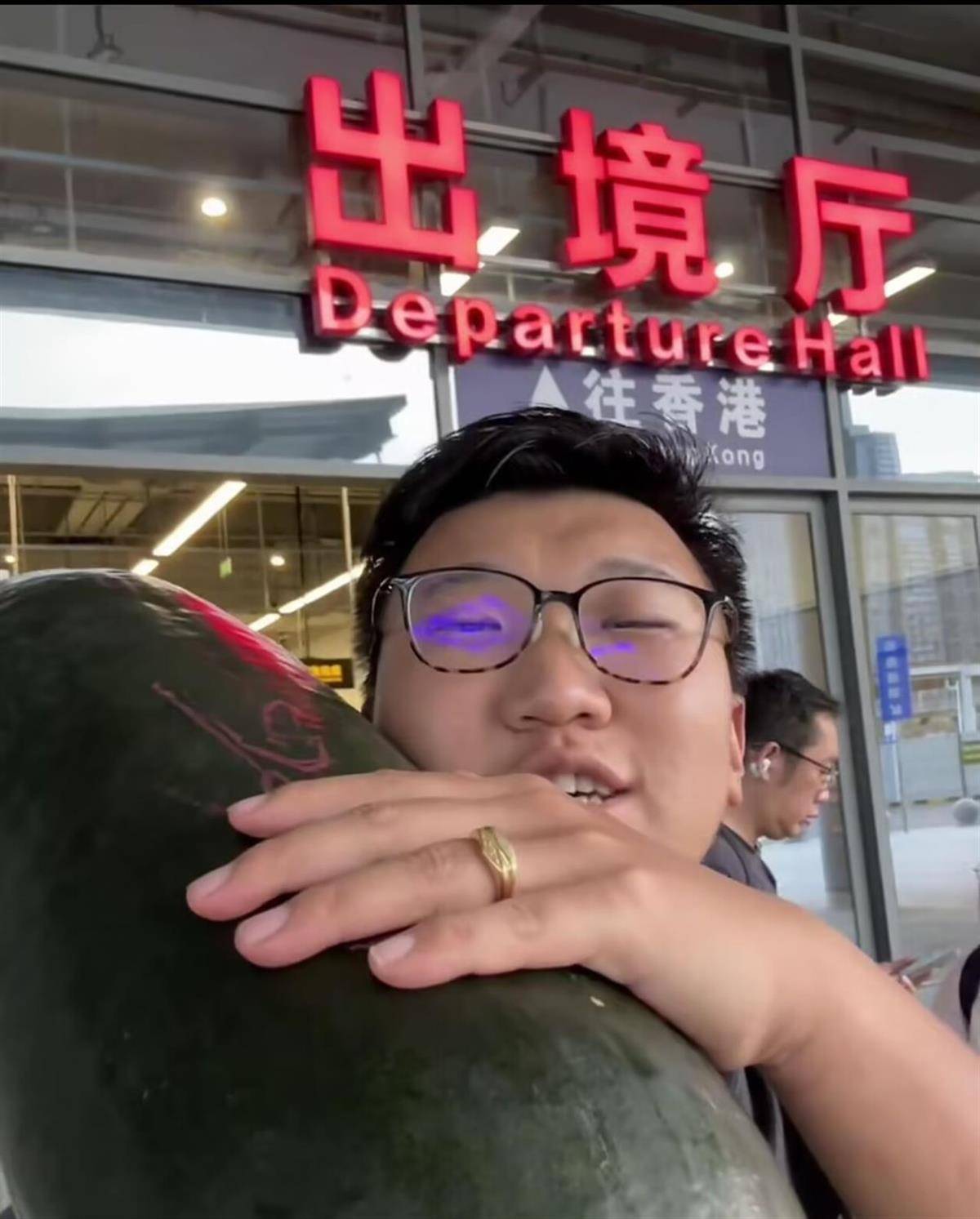 皇冠信用网平台_男子在深圳购买28斤重的冬瓜带回香港皇冠信用网平台，给3个月大的女儿当避暑玩具