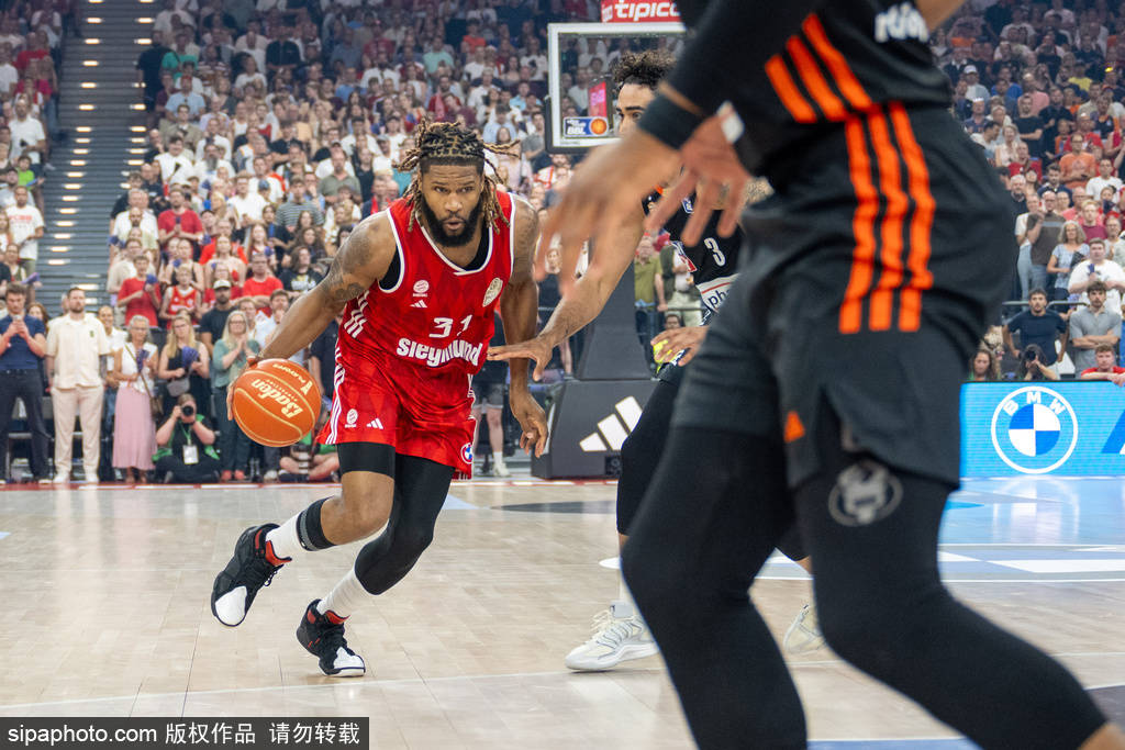 西雅图风暴联赛_1.45亿美元续约西雅图风暴联赛！德文·布克为何是太阳队的未来之光？