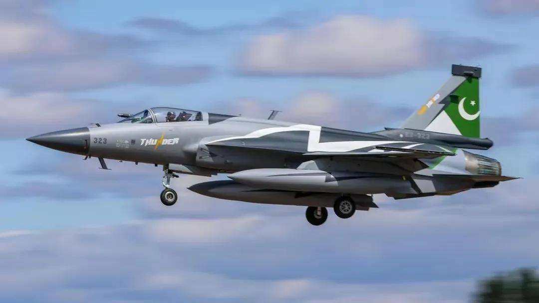 皇冠信用網最新地址_横跨6000千米！“枭龙”带胜利凯旋皇冠信用網最新地址，降落英国，“阵风”还不配上桌？