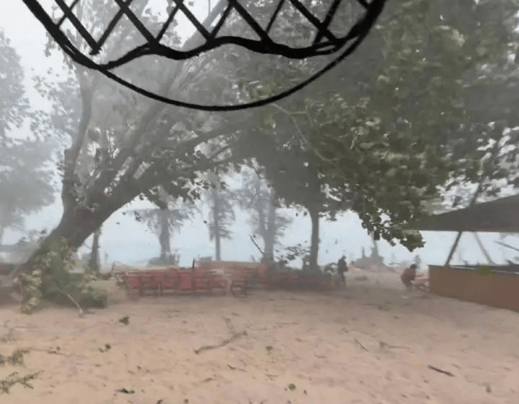 皇冠信用网代理_中国女游客被砸身亡！女儿崩溃：原定明天回国皇冠信用网代理，刚退休的年纪，意外先到了！