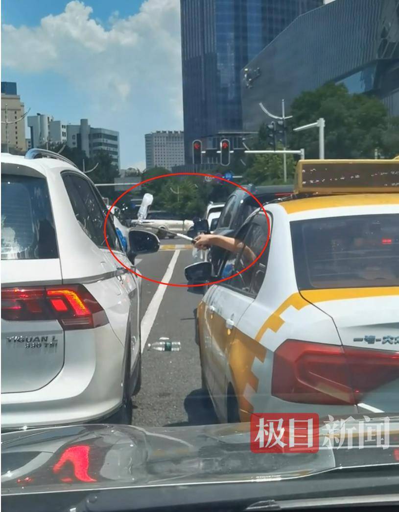 皇冠信用网登2_汉口街头发生不和谐一幕：白色汽车有人向出租车泼水皇冠信用网登2，的哥挥舞甩棍击破白车玻璃……