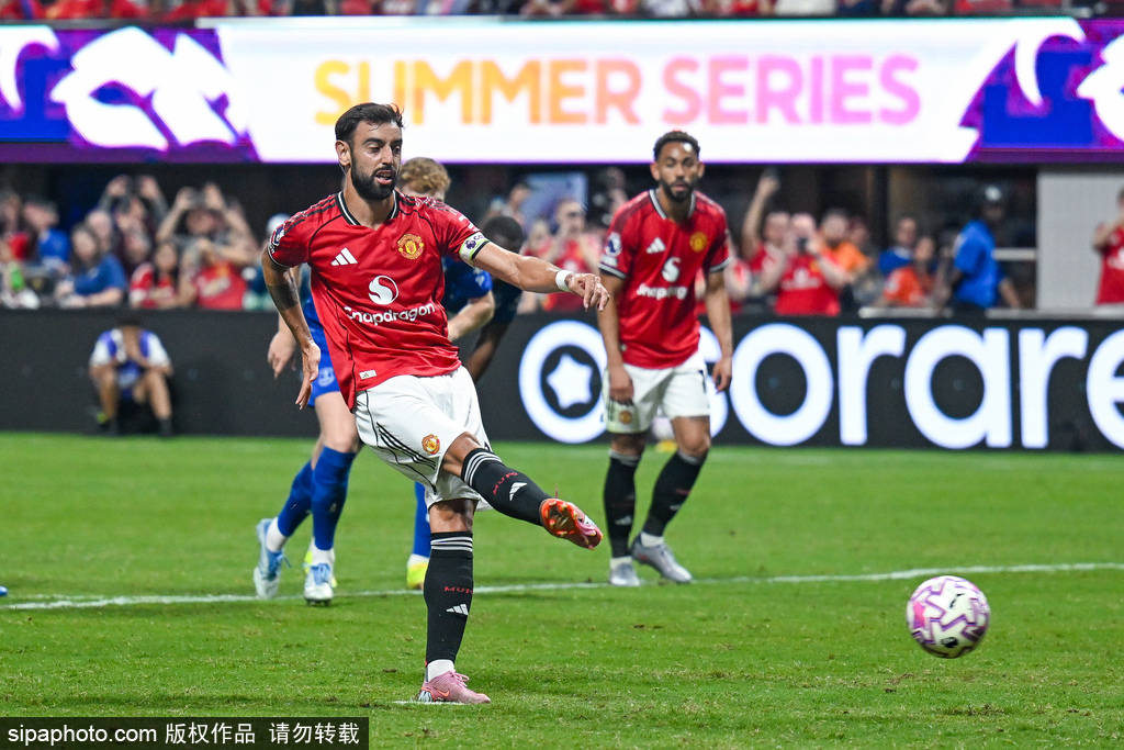 纽卡斯尔联足球_B费首轮数据：5次关键传球+2次解围&amp;3次抢断纽卡斯尔联足球，获评7.9分