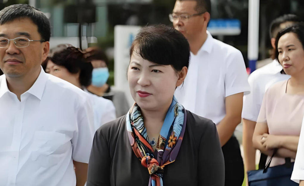 AC米兰vs克雷莫内塞_“换装主席”王莉霞的堕落：从光鲜人设到腐败深渊