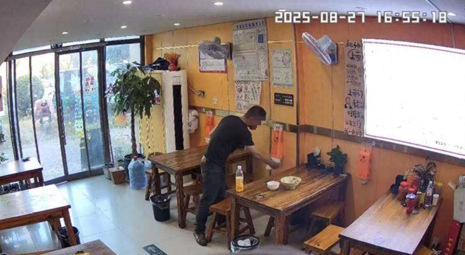 施拿钟基vs古比斯_用餐男子5分钟抽40张纸巾擦拭施拿钟基vs古比斯，老板娘怒发视频称太浪费；律师：发视频要注意法律风险