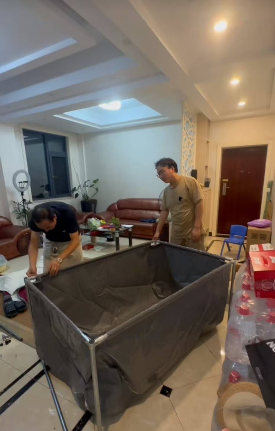 西班牙足协乙组联赛_“父母的爱不会变！”丈夫深夜下班拼鱼缸公公帮忙西班牙足协乙组联赛，妻子：父母支持爱好，住一起很和睦