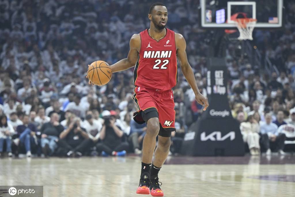 哈迪拉vs 阿卡夏普尔_曝湖人有意引进一名锋线 维金斯是理想人选