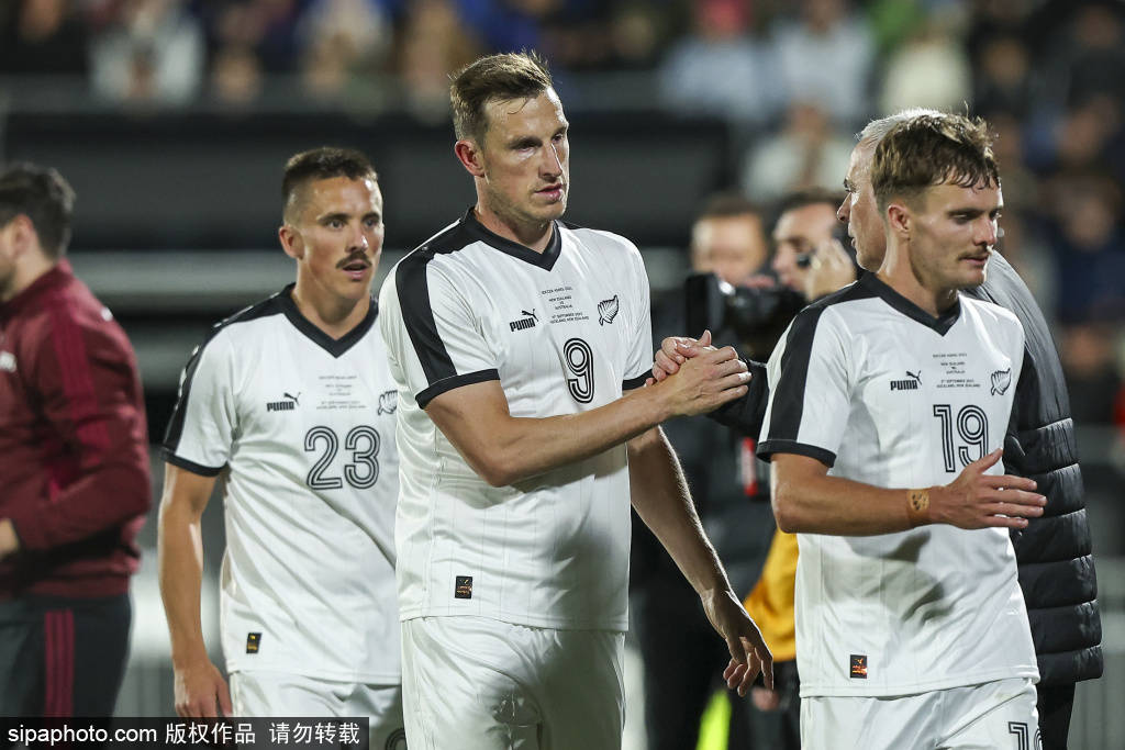 意大利乙组联赛_亚预赛离奇一幕：最后3分钟意大利乙组联赛，澳大利亚球员颠起了球，根本不想赢中国队，着急跟裁判握手