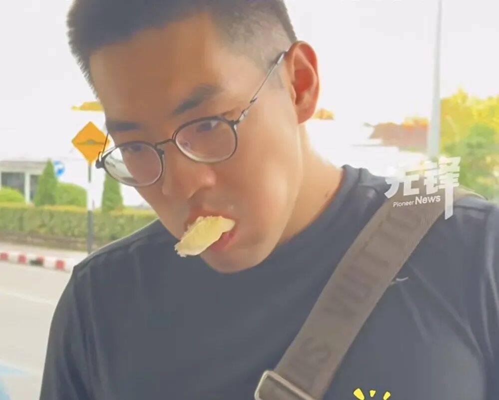 联赛杯(在美国和加拿大)_登机前5人狂吃11斤榴莲联赛杯(在美国和加拿大)，飞机上打嗝都是榴莲味，以至乘客投诉“有人偷带榴莲上飞机”