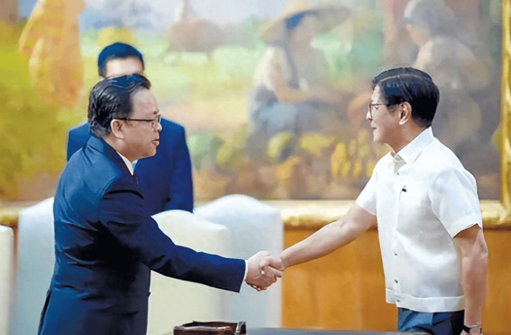 皇冠信用网开户_顾不上脸面了皇冠信用网开户，马科斯紧握中方大使的手，托大使给北京带句话