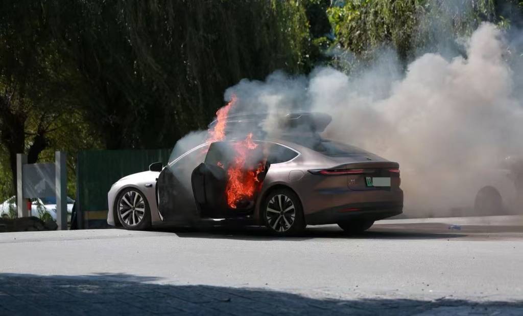 皇冠会员如何申请_一辆蔚来牌轿车在大理一景区外起火皇冠会员如何申请，一家四口撤离及时无伤亡