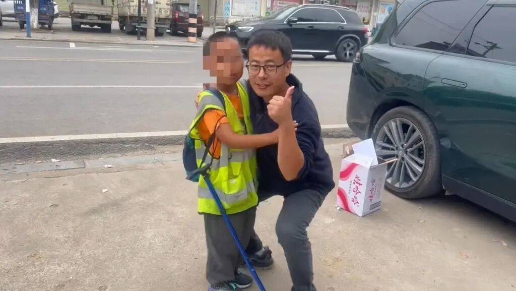 皇冠信用網哪里申请_湖北一男子辞掉月薪2万元工作皇冠信用網哪里申请，带9岁儿子徒步千里，计划60天走到山东……原因让人泪目