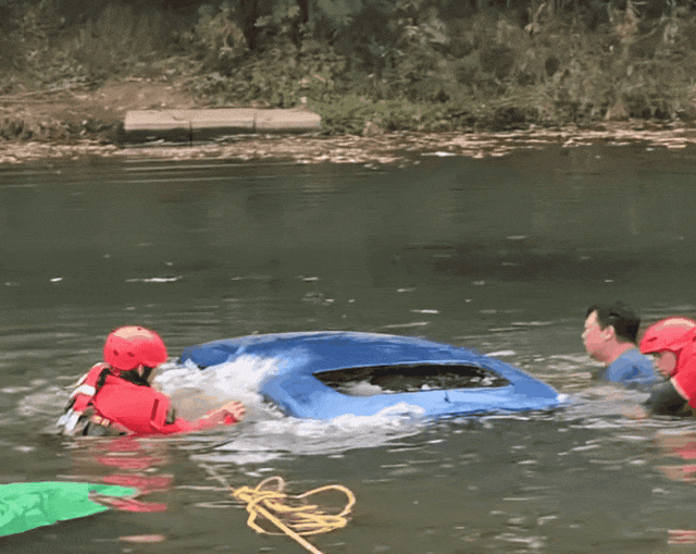 皇冠信用網在哪里注册_女儿被困坠河车内皇冠信用網在哪里注册，父亲借渔网撬门救女，关键时刻......