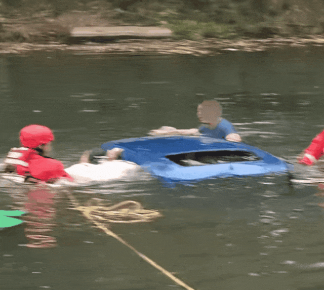 皇冠信用網在哪里注册_女儿被困坠河车内皇冠信用網在哪里注册，父亲借渔网撬门救女，关键时刻......