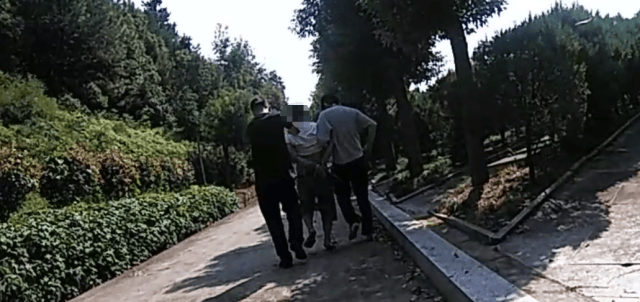 皇冠信用網最高占成_诡异！浙江男子独自前往公墓皇冠信用網最高占成，偷偷塞了一大笔钱！民警顺藤摸瓜还搜出了假发、人脸面具……