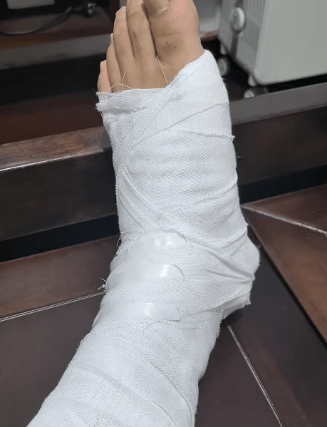 皇冠信用網最高占成_诡异！浙江男子独自前往公墓皇冠信用網最高占成，偷偷塞了一大笔钱！民警顺藤摸瓜还搜出了假发、人脸面具……