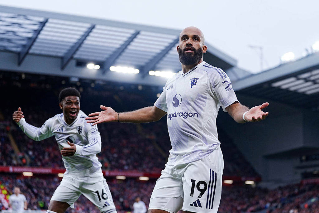 皇冠信用网结算日是哪天_英超-姆伯莫61秒闪击马奎尔绝杀 曼联2-1送利物浦4连败