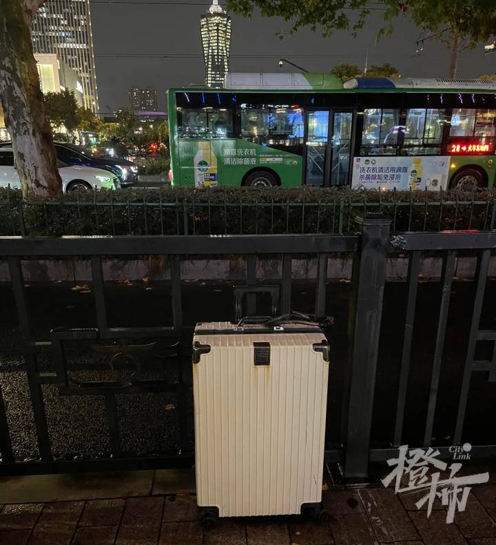 如何注册皇冠足球代理_杭州市中心长期锁着一个行李箱如何注册皇冠足球代理，警方：箱内无危险品，箱子主人把它当成了存物点