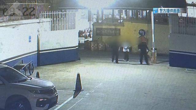 皇冠信用开户_紧急！正要出站皇冠信用开户，两名14岁少女在昆明火车站被民警拦截…