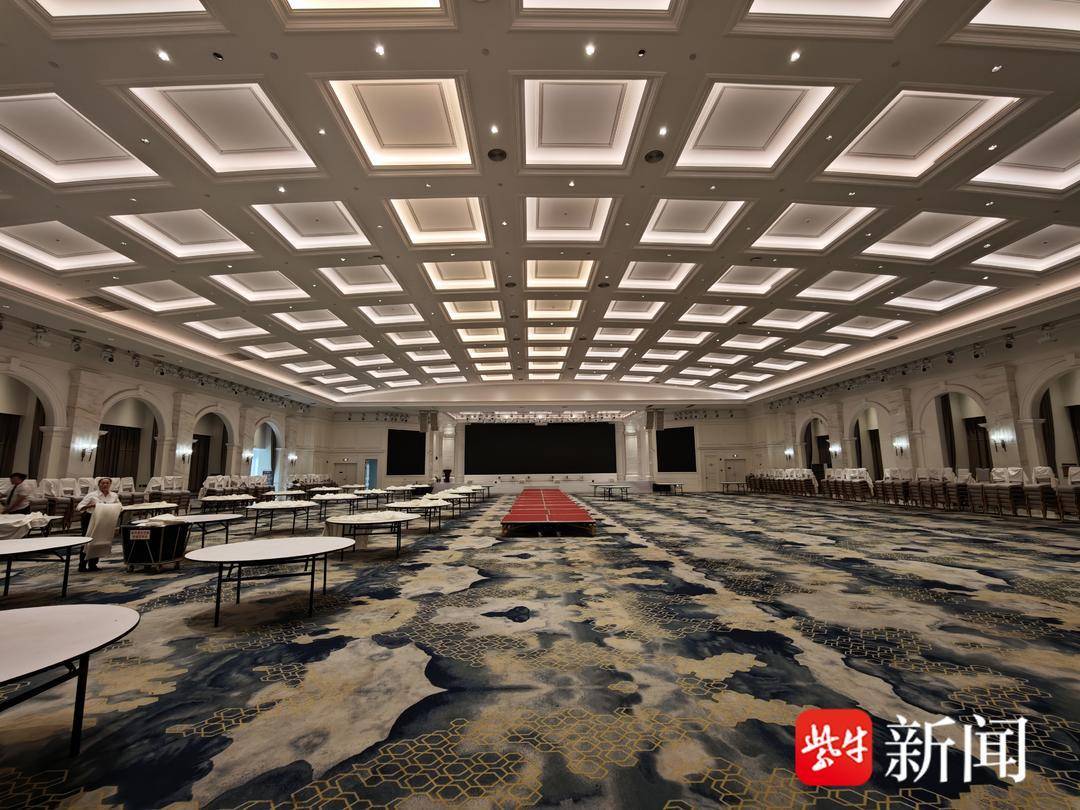 皇冠信用網网址_“窗帘藏酒”真相再调查 原是服务员找来空箱装喝过的酒瓶 酒店表示：员工配合调查的时间算出勤