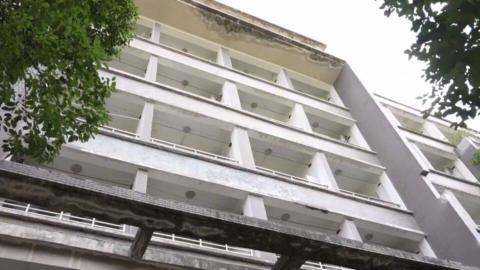 皇冠信用網出租_因妻子没带包子回家皇冠信用網出租，浙江一男子怒把30斤行李箱从6楼扔下，还称“砸到人了我就负责，没砸到就没事”，目前该男子已被刑拘