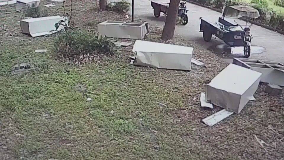 皇冠信用網出租_因妻子没带包子回家皇冠信用網出租，浙江一男子怒把30斤行李箱从6楼扔下，还称“砸到人了我就负责，没砸到就没事”，目前该男子已被刑拘