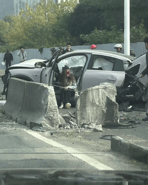 利物浦比分_上海一辆蔚来EC6撞石墩后车尾断裂利物浦比分，客服回应：目前已与车主取得联系，正在复盘事故经过