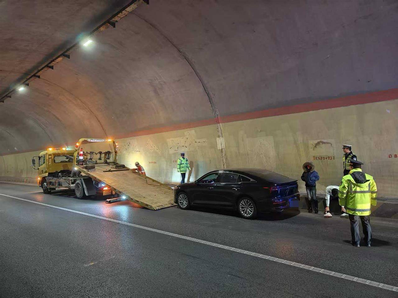 介绍个信用网网址
_刹车失灵时速115狂奔490公里司机发声:4个半小时高度紧张介绍个信用网网址
,害怕车多有急弯,油尽下车后浑身发抖无法说话