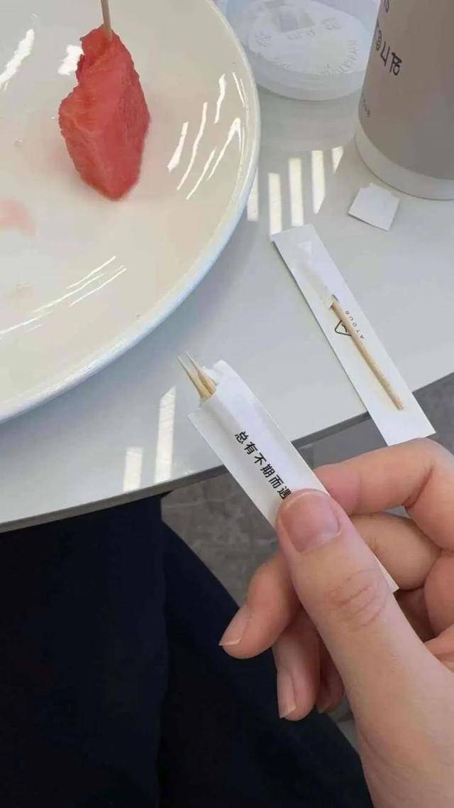 皇冠信用网址_女子称在亚朵酒店内用牙签皇冠信用网址，入口后猛然发现可能是别人用过的，店方回应