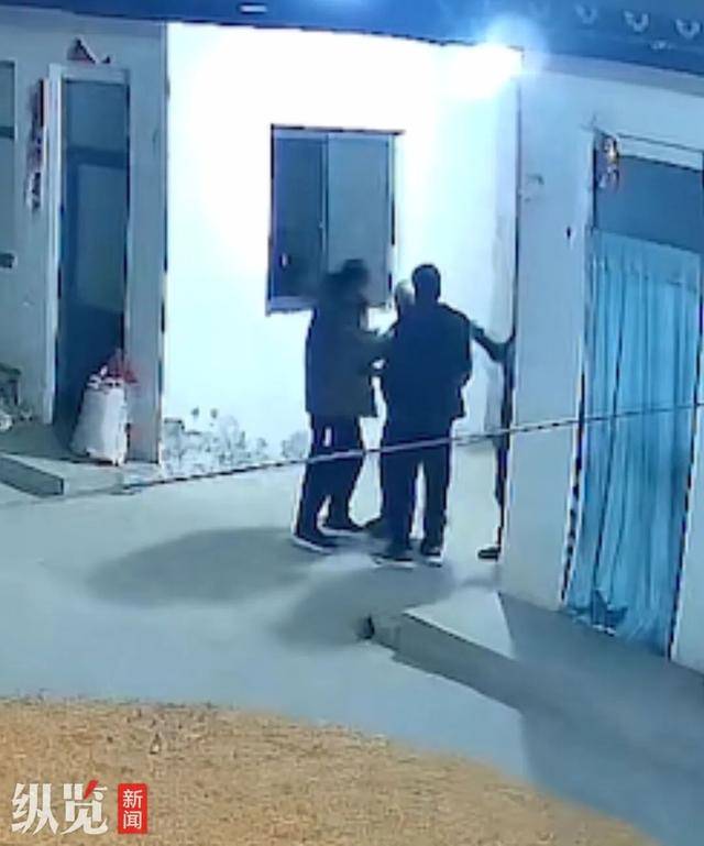 皇冠信用网网址_男子举报山西襄汾一镇干部酒后上门殴打父亲皇冠信用网网址，称因清运垃圾劳务费引发纠纷；镇政府：正在处理