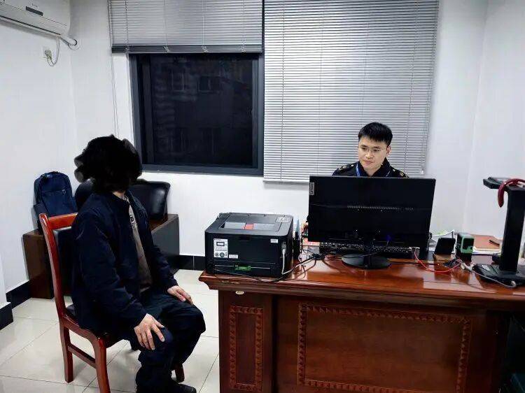 皇冠信用网在哪里开通_重庆一男子酒后连续三次按压紧急停车按钮皇冠信用网在哪里开通,致进站列车紧急制动!罚款500元