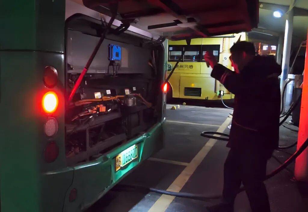 皇冠信用网代理注册_青岛一小伙:“长大后皇冠信用网代理注册,我开上了小时候经常坐的公交车”……从幼儿老师到公交司机,他用坚守温暖春运归途