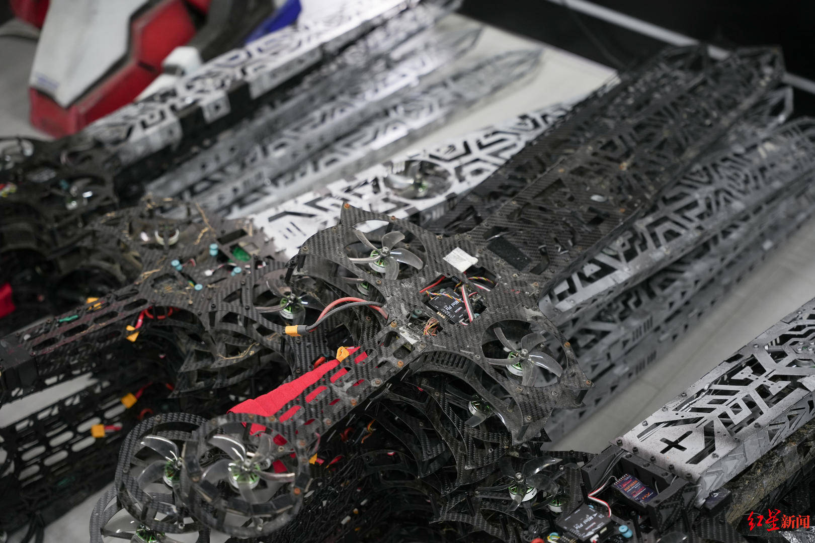 皇冠信用网怎么注册_春晚预热名场面皇冠信用网怎么注册!成都百万粉丝博主范十三带撒贝宁“御剑飞行”