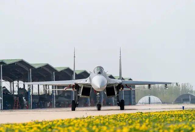 皇冠信用网网址_三代同堂皇冠信用网网址!央视首次出现歼-11、歼-11BS、歼-11BG同框画面