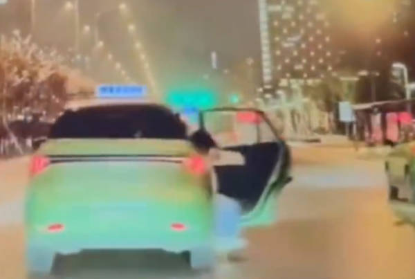 怎么申请皇冠信用盘 _“女子从行驶出租车跳下”怎么申请皇冠信用盘 ，警方通报