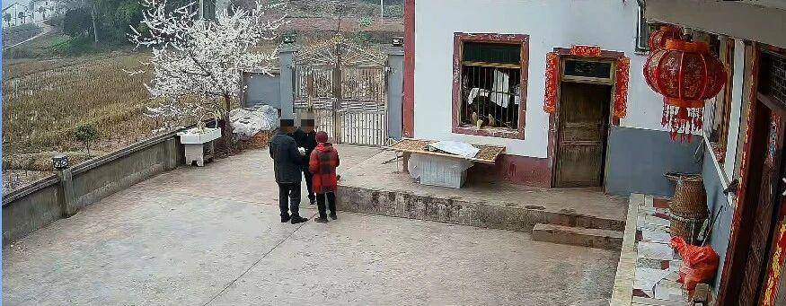 皇冠登1登2登3申请
_儿子心系父母打开手机查看老家监控皇冠登1登2登3申请
,正好看到两男子在行骗!警方:两人已被行拘