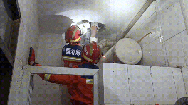 介绍个信用盘网址_广州一女子洗澡时伸手捡掉入厕所的塑料瓶介绍个信用盘网址,却被紧紧卡住右手“无法自拔”,消防营救回应